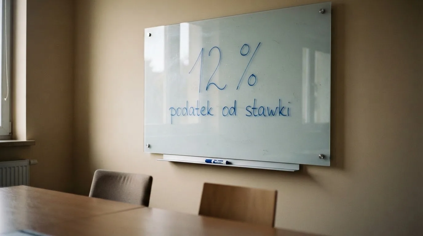 Szklana tablica suchościeralna w pustej sali konferencyjnej, lekko zakurzona, obok leży niebieski pisak.